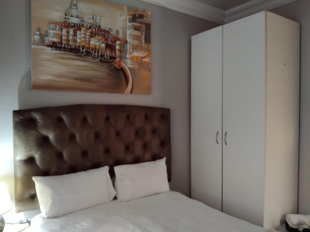 Menlyn Mews Guest house *