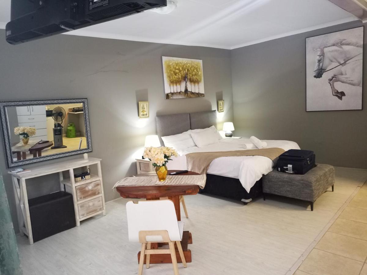 Menlyn Mews Guest house *