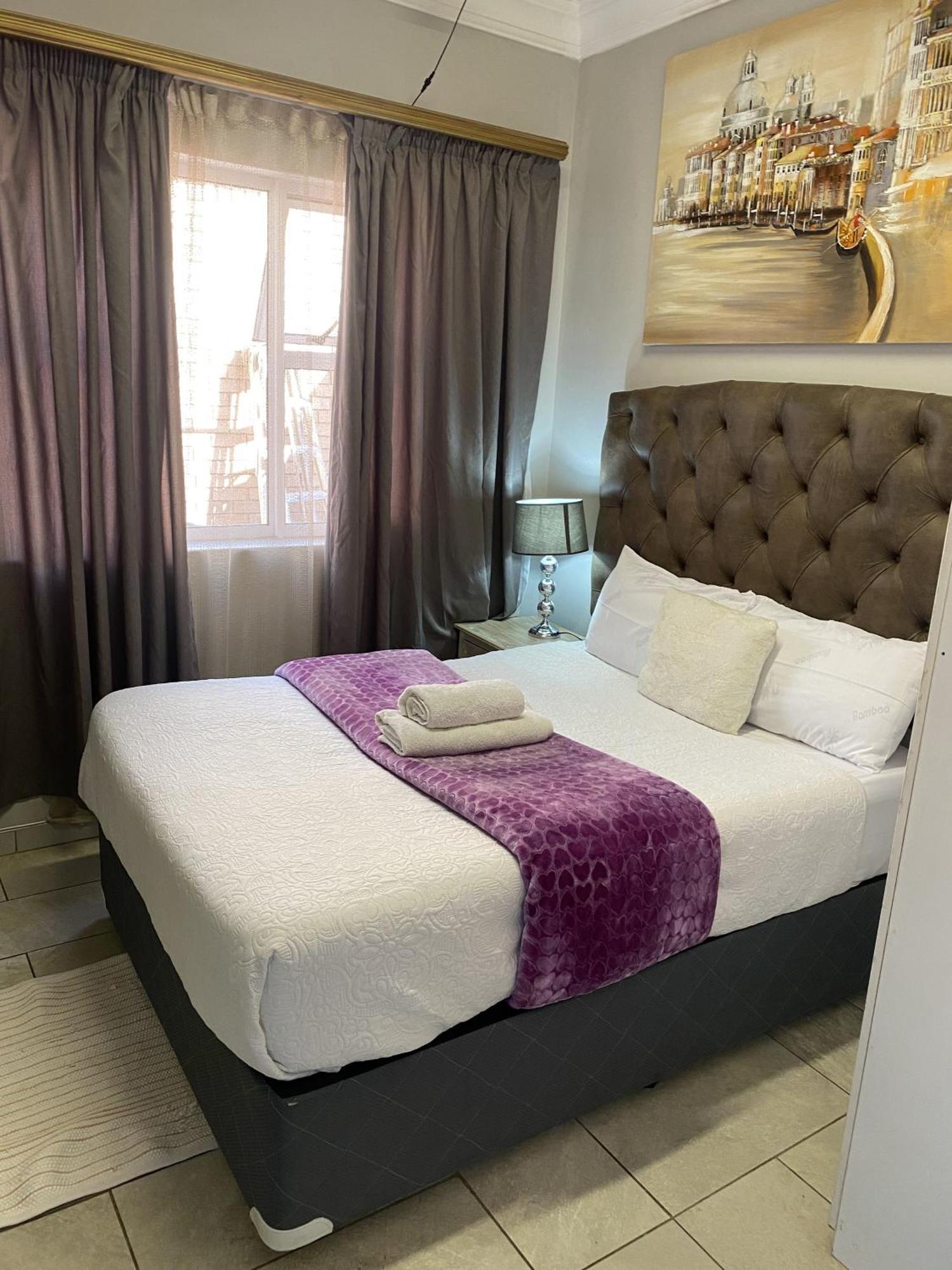 Menlyn Mews Guest house *