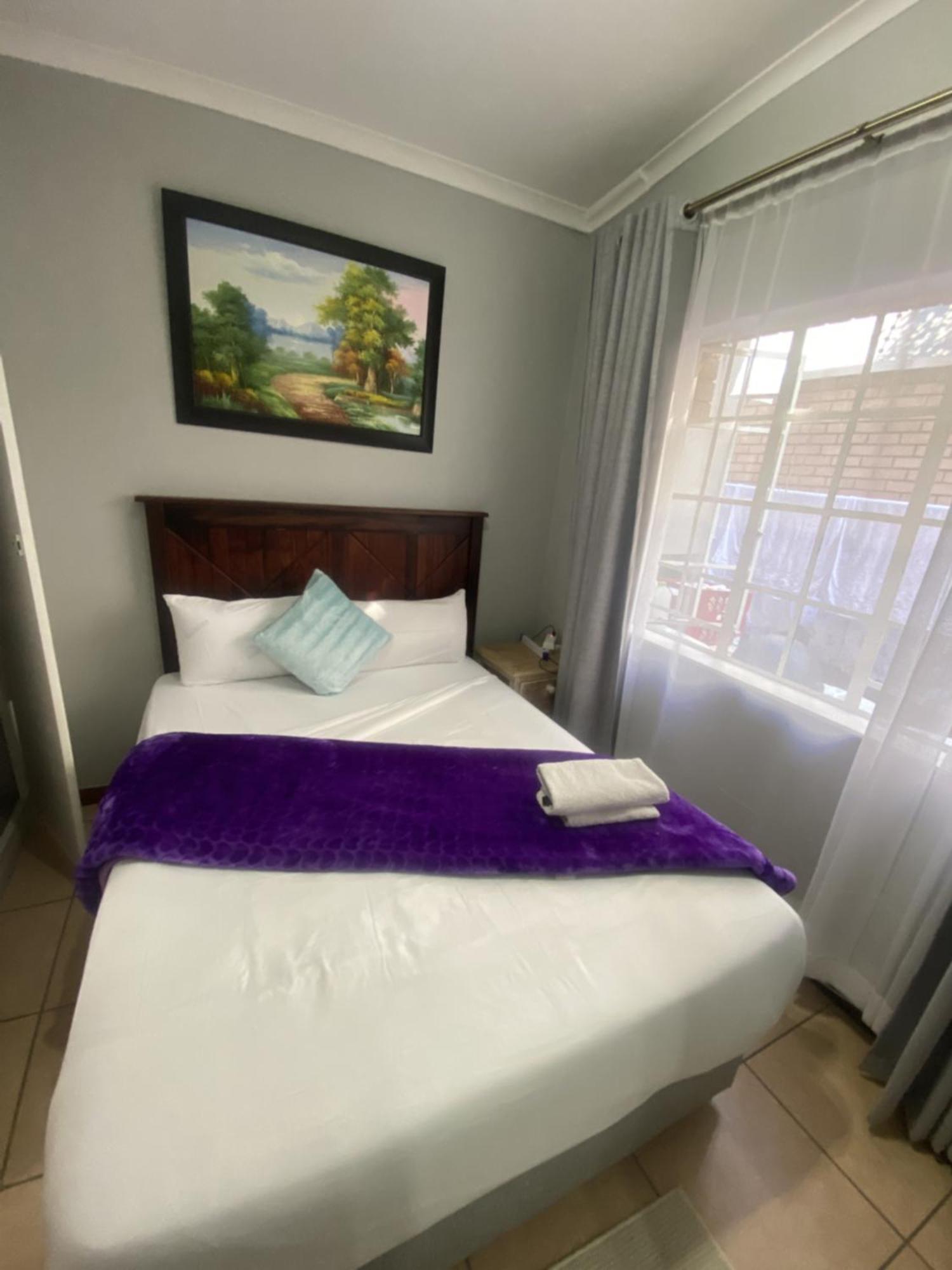 Menlyn Mews Guest house *